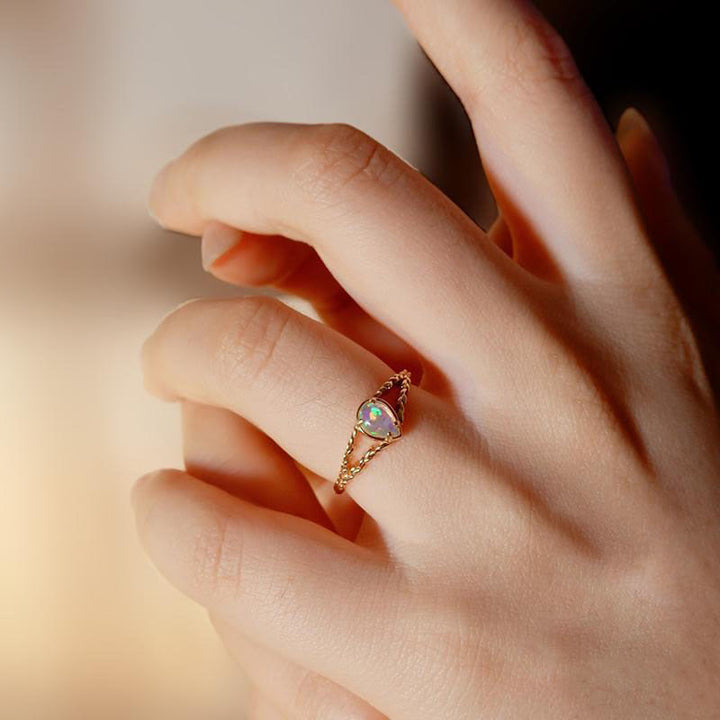 Anillo de oro con espigas huecas y piedra de ópalo de Olivenorma