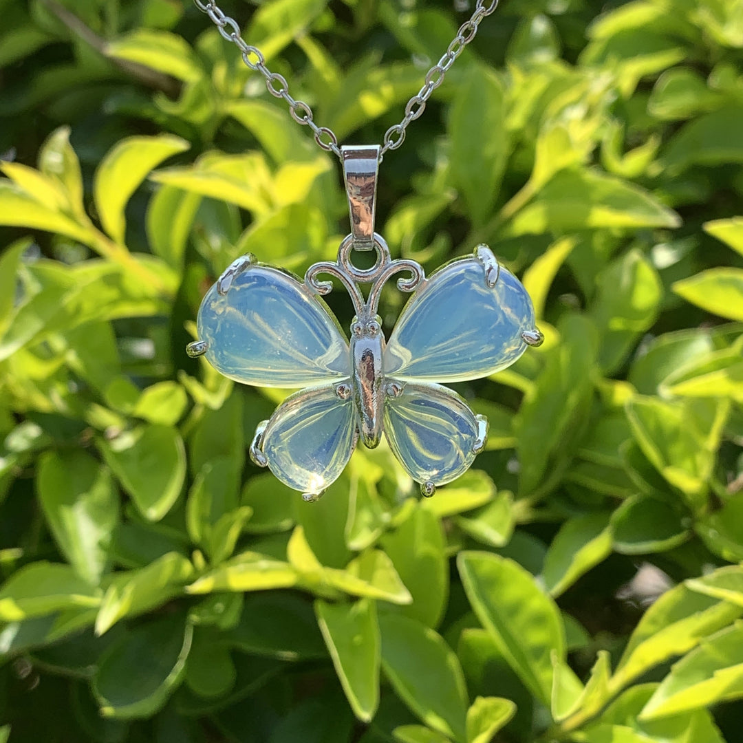 Collar con forma de mariposa y piedras preciosas de cristal natural de Olivenorma