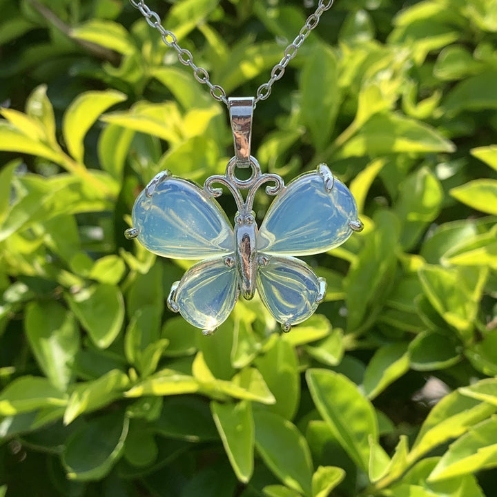 Collar con forma de mariposa y piedras preciosas de cristal natural de Olivenorma