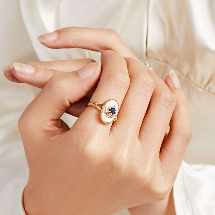 Anillo ajustable de nácar, zafiro y circonita blanca de Olivenorma 