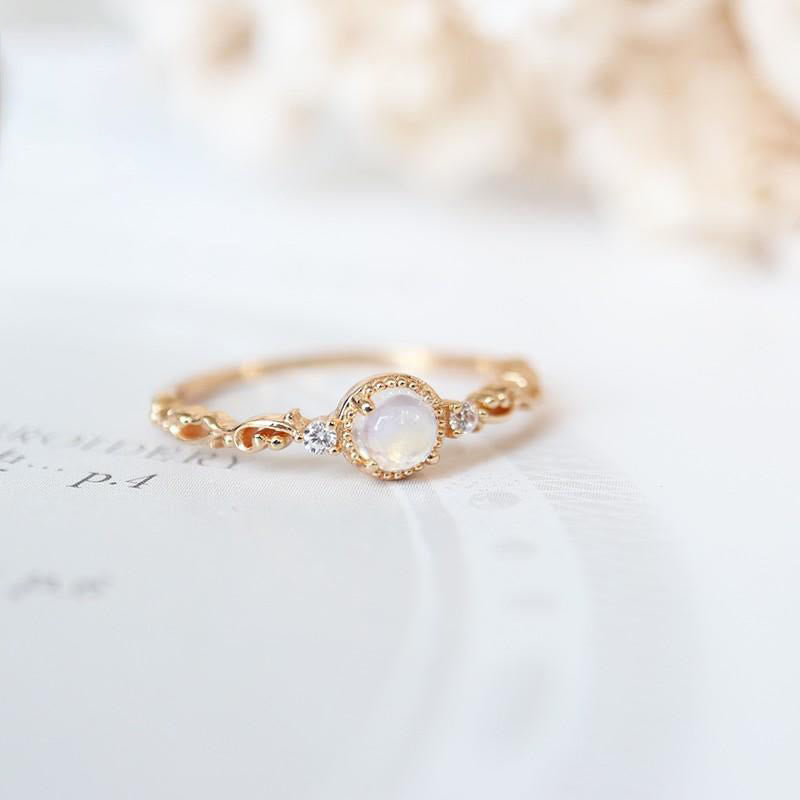 Anillo delicado de circonita y piedra lunar natural de Olivenorma