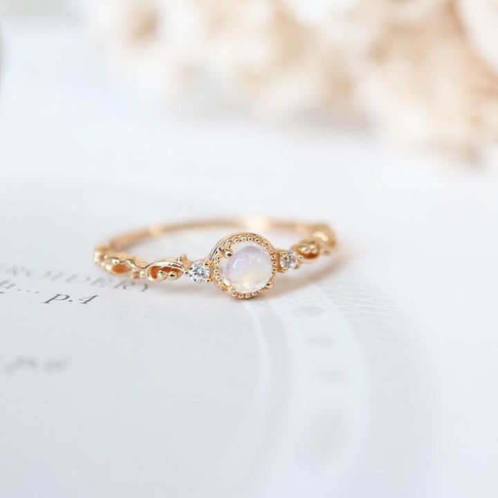 Anillo delicado de circonita y piedra lunar natural de Olivenorma