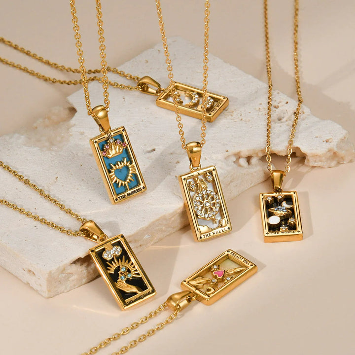 Collar con el signo del tarot "Sol, Amantes, Estrella y Luna" de Olivenorma