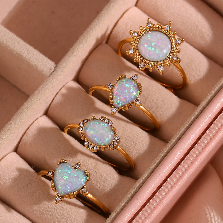 Anillo ajustable con corazón de sol y ópalo natural de Olivenorma