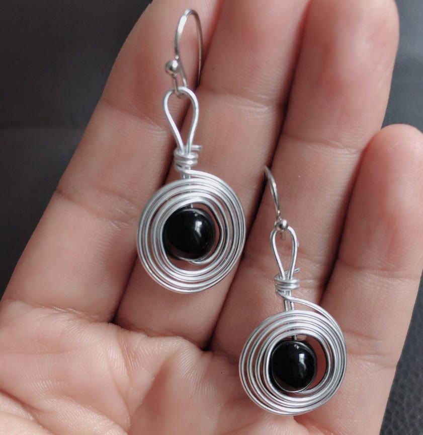 Aros con diseño de obsidiana y metal punk con envoltura de alambre de Olivenorma