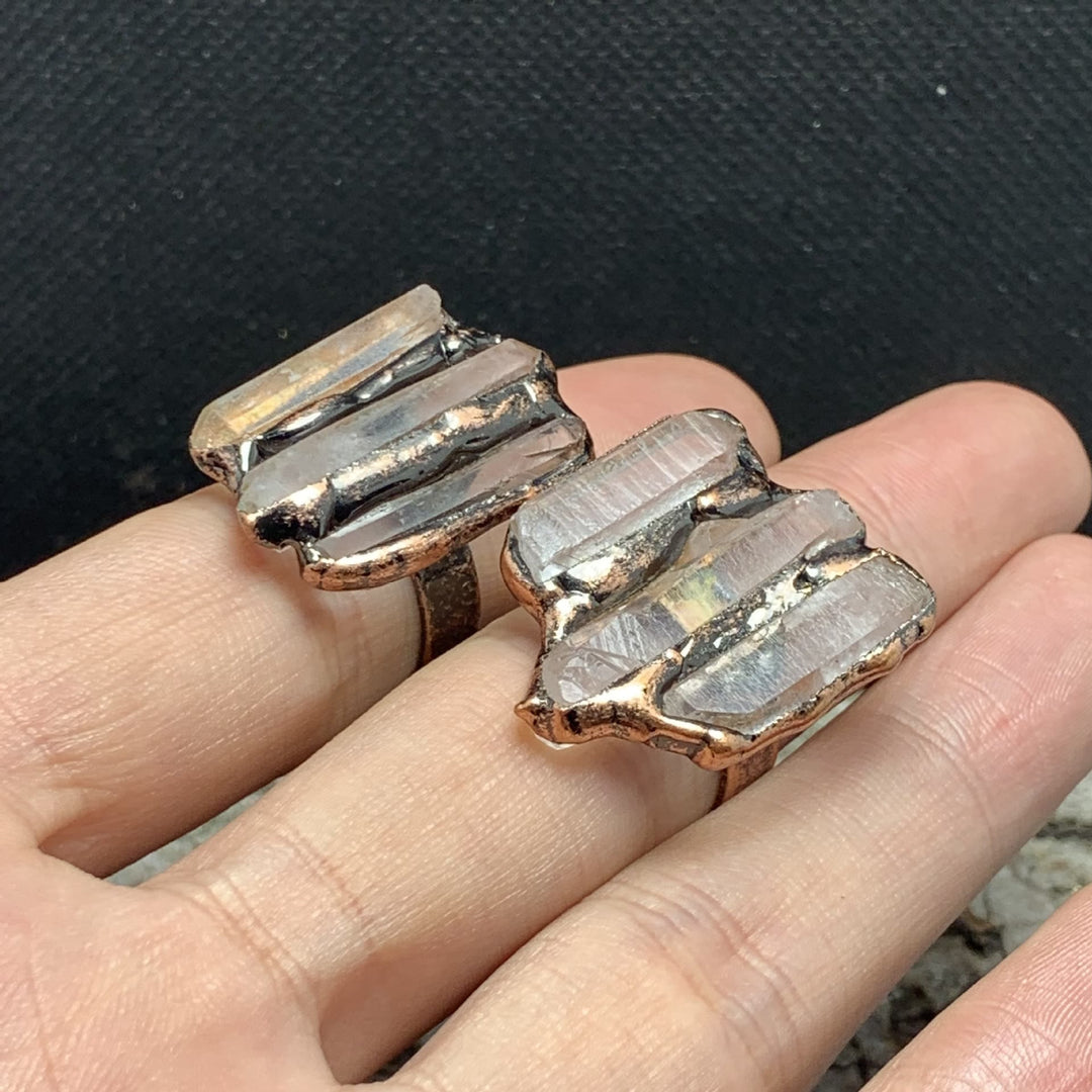 Anillo ajustable de triple combinación irregular de cuarzo transparente natural de Olivenorma 