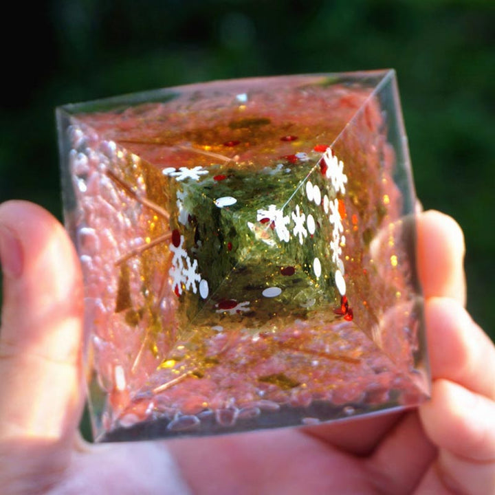 Pirámide de orgón con árbol de la vida de peridoto de cristal rosa navideño de Olivenorma