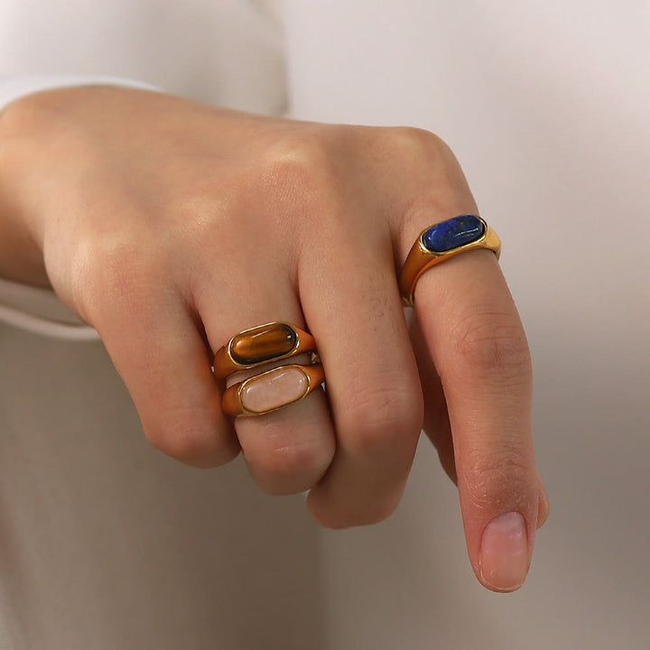 Anillo de oro con piedra natural ovalada de Olivenorma