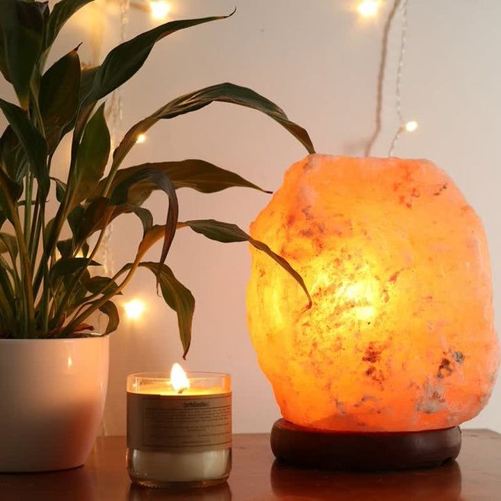 Lámpara luminosa tallada de forma natural con sal rosa del Himalaya de Olivenorma