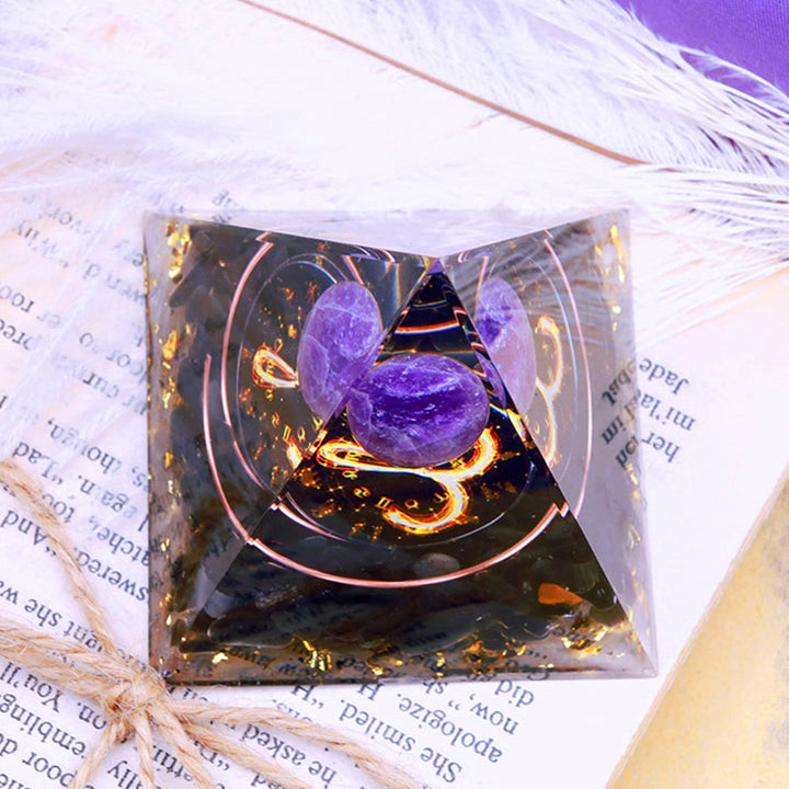 Pirámide de orgón del zodiaco Aries con esfera de amatista y obsidiana de Olivenorma