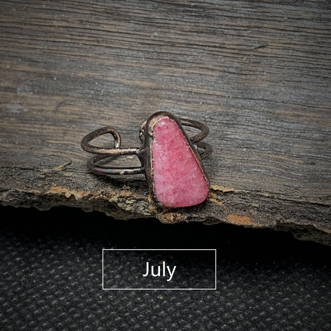 Anillo ajustable con doce piedras de nacimiento de piedra irregular natural en bruto de Olivenorma 