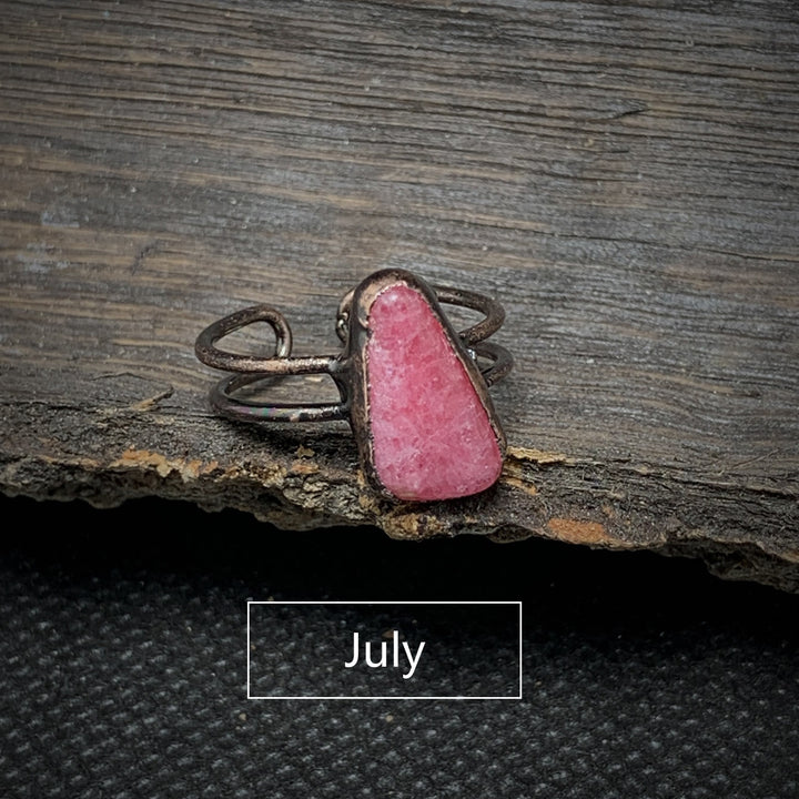 Anillo ajustable con doce piedras de nacimiento de piedra irregular natural en bruto de Olivenorma 