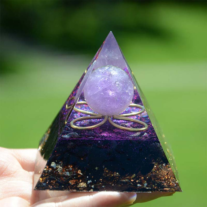 Esfera de amatista de Olivenorma con pirámide de orgón de obsidiana