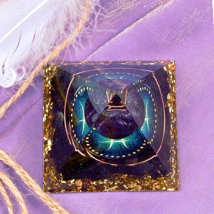 Pirámide de orgón del zodiaco Piscis con esfera de amatista y obsidiana de Olivenorma