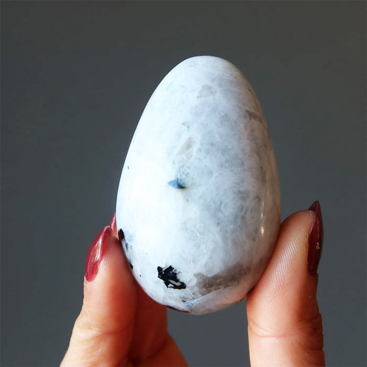 Huevo de cristal de turmalina y piedra lunar de Pascua Nuevos comienzos