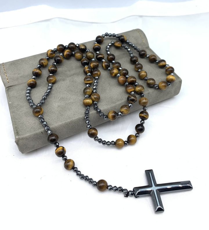 Collar rosario para hombre con cruz de lapislázuli y ojo de tigre de Olivenorma