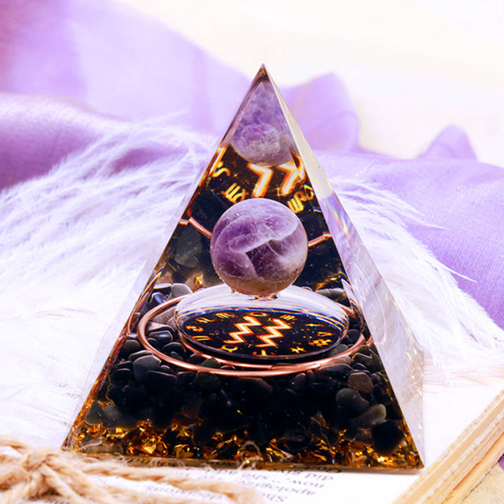 Pirámide de orgón del zodiaco Acuario con esfera de amatista y obsidiana de Olivenorma 