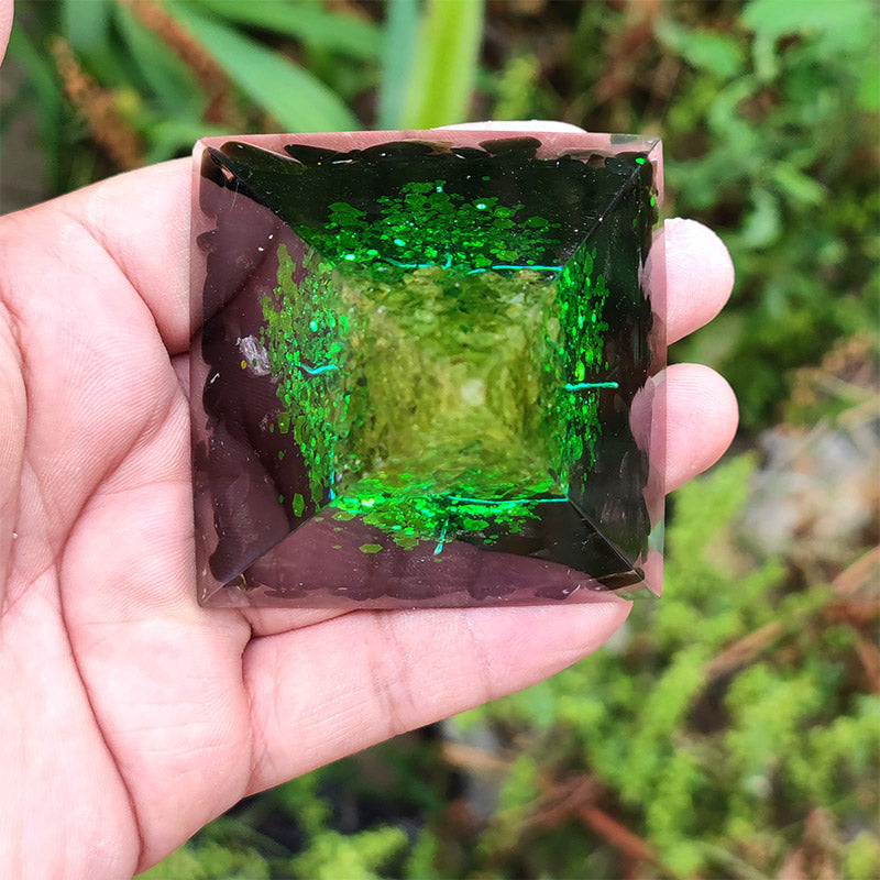 Pirámide de orgón de la suerte de obsidiana de Olivenorma con peridoto