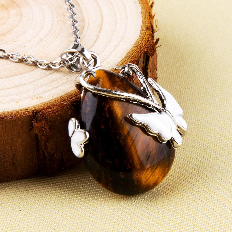 Collar de piedras preciosas con alas de mariposa de cristal.