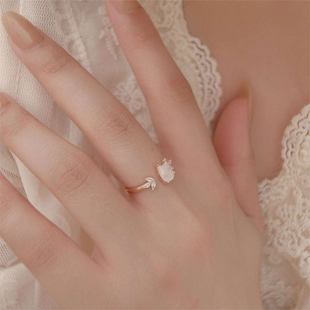 Anillo ajustable con hoja de circón blanco y piedra lunar facetada de Olivenorma
