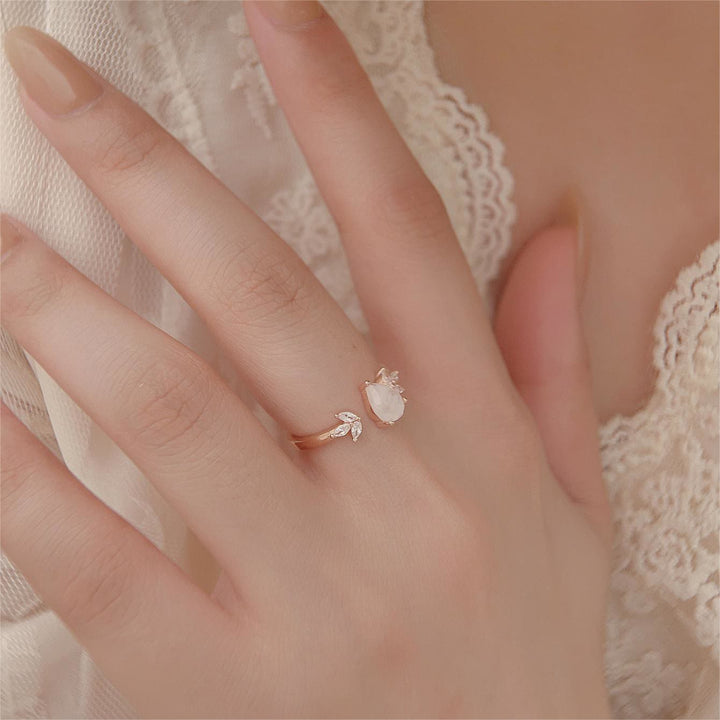 Anillo ajustable con hoja de circón blanco y piedra lunar facetada de Olivenorma