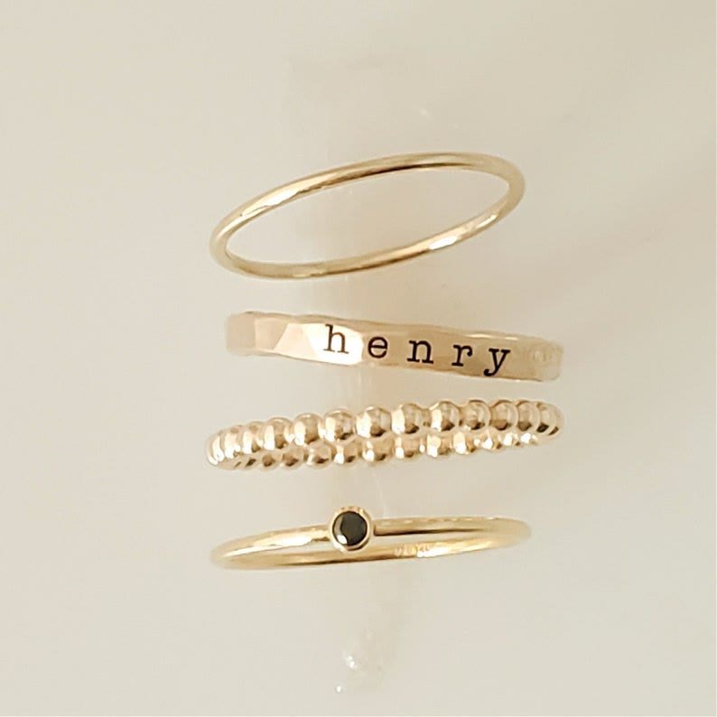 Anillo con grabado de nombre y piedra de nacimiento para regalo de madre de Olivenorma 