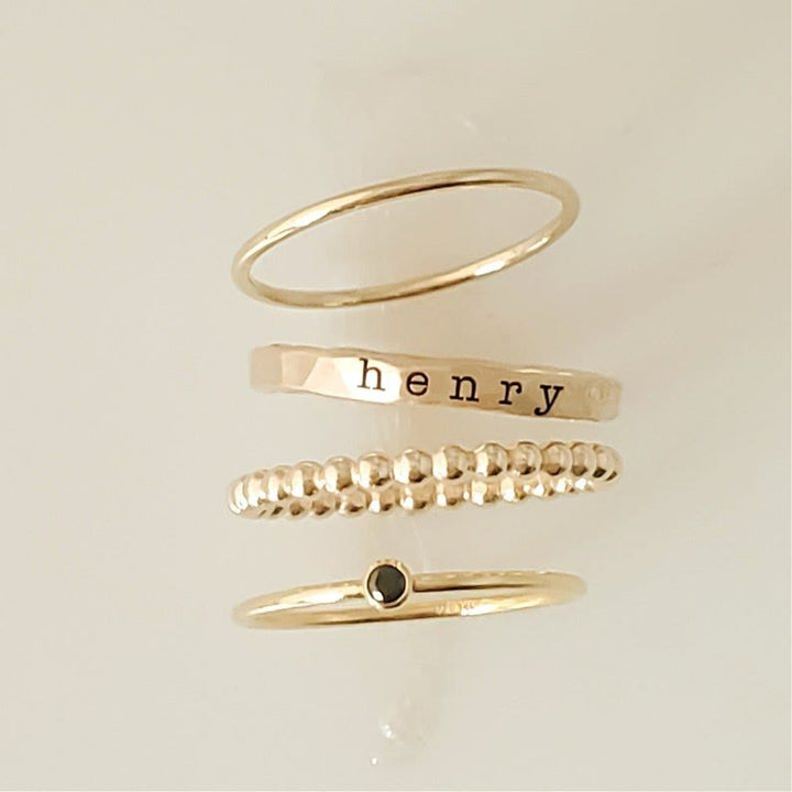 Anillo con grabado de nombre y piedra de nacimiento para regalo de madre de Olivenorma 