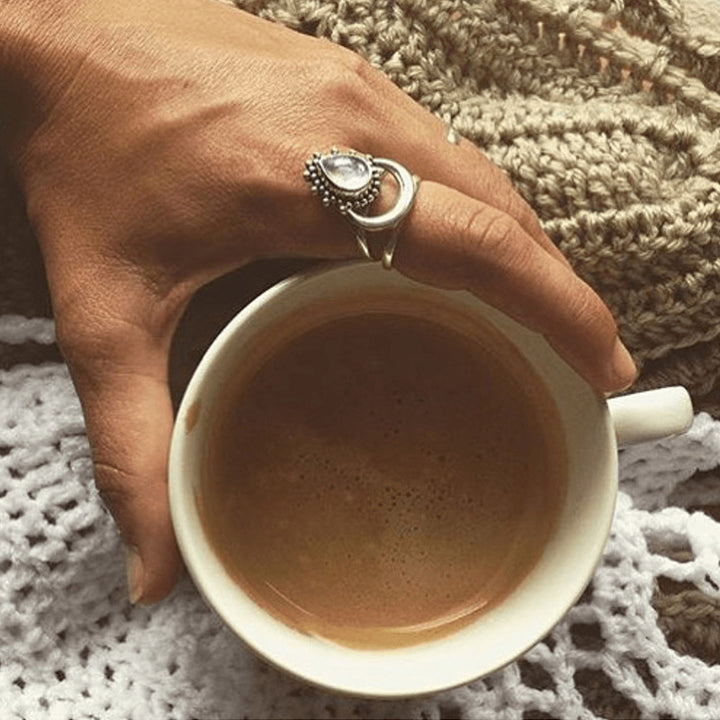 Anillo de piedra lunar con forma de luna creciente