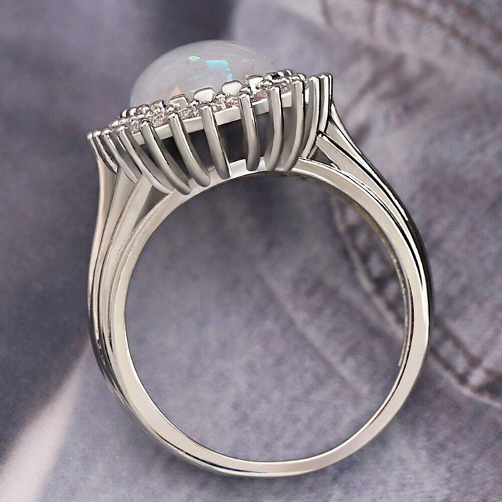 Anillo de bodas con ópalo blanco ovalado de Olivenorma