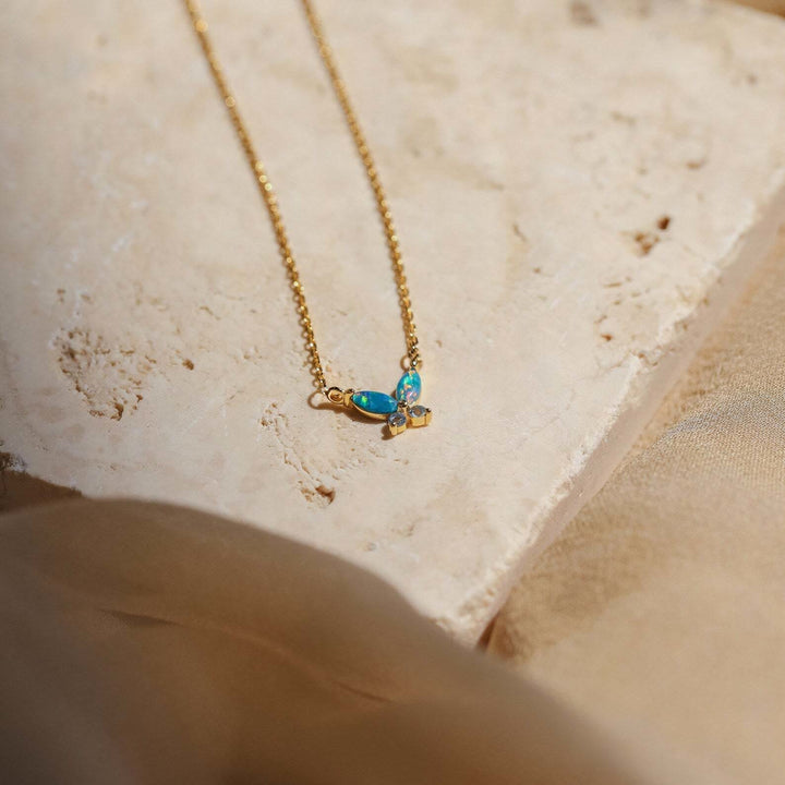 Collar de acero y titanio con colgante de mariposa de ópalo azul y rosa de Olivenorma