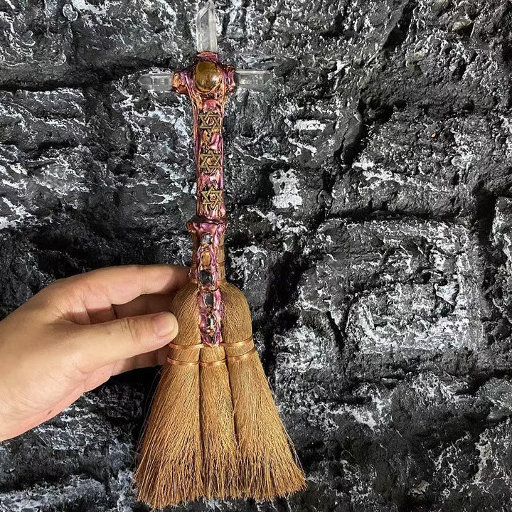 Adorno ritual de bruja con escoba de cristal de Olivenorma