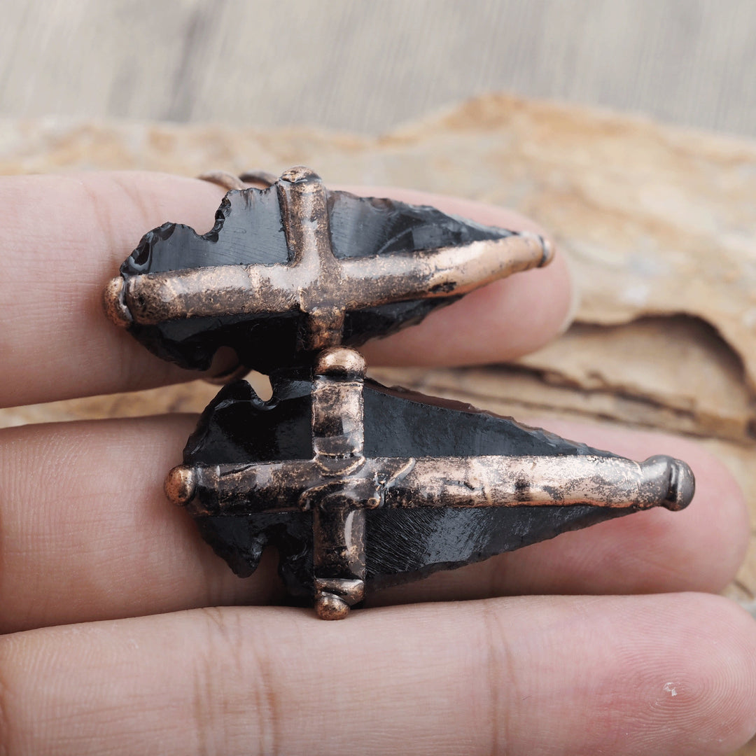 Anillo con forma de cruz y escudo de obsidiana natural de Olivenorma