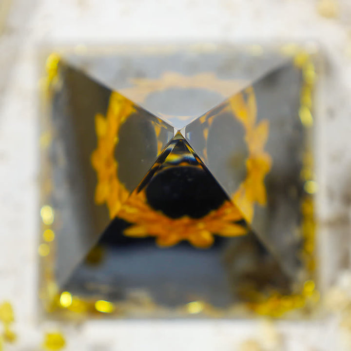 Pirámide de orgón de loto de ónix negro "Luz en la oscuridad" de Olivenorma
