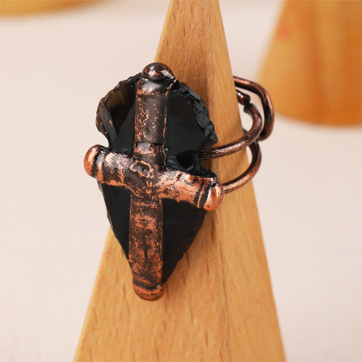 Anillo con forma de cruz y escudo de obsidiana natural de Olivenorma