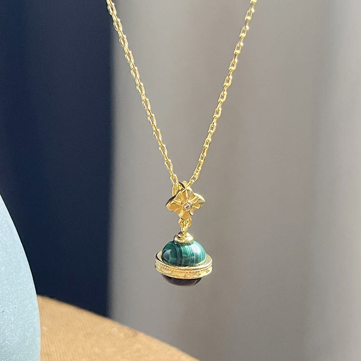 Collar con colgante de esfera de arenisca azul malaquita "Stellar Corona" de Olivenorma