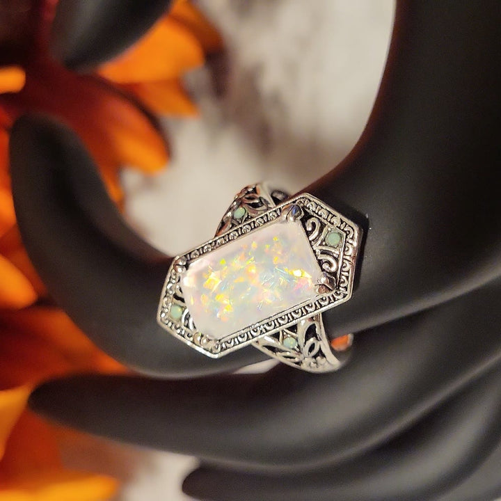 Anillo de plata antigua con ópalo blanco cuadrado de Olivenorma