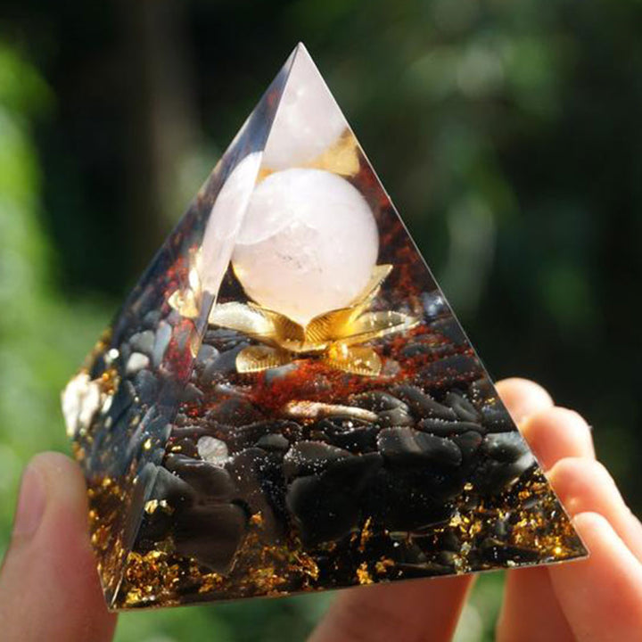 Pirámide de orgón con símbolo de loto de obsidiana y cuarzo transparente de Olivenorma 