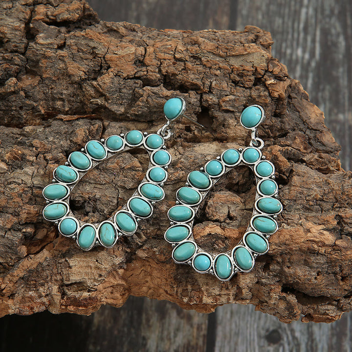 Pendientes bohemios con tachuelas turquesas y diseño de gotas de agua de Olivenorma