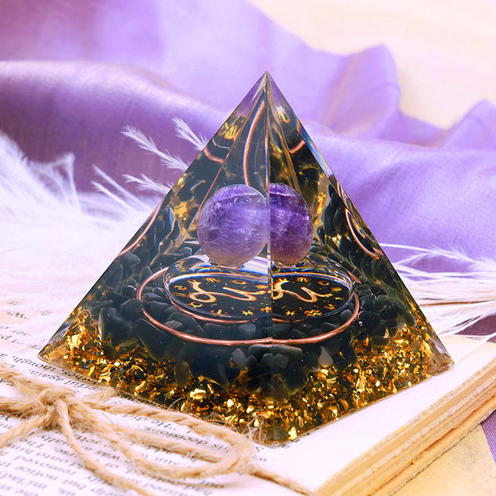 Pirámide de orgón del zodiaco Capricornio con esfera de amatista y obsidiana de Olivenorma