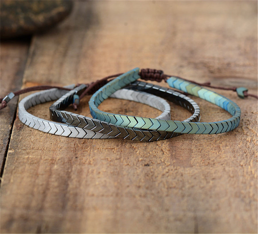 Pulsera ajustable con flechas de hematita mate de Olivenorma