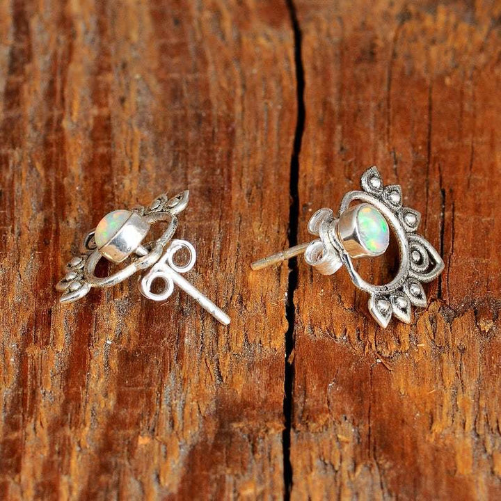 Pendientes decorativos de loto con ópalo natural de Olivenorma