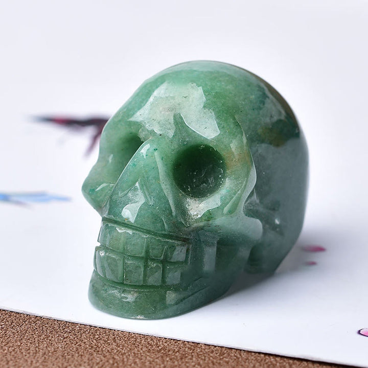 Artesanía con calaveras grabadas en cristal de Olivenorma , decoración con piedras preciosas