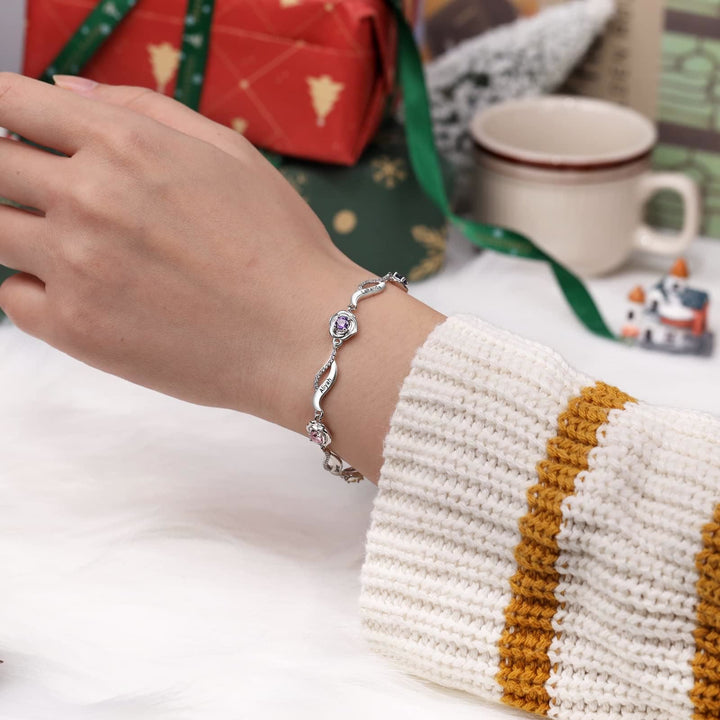 Pulsera con dije de cadena con flor de rosa grabada y piedra natal de Olivenorma 