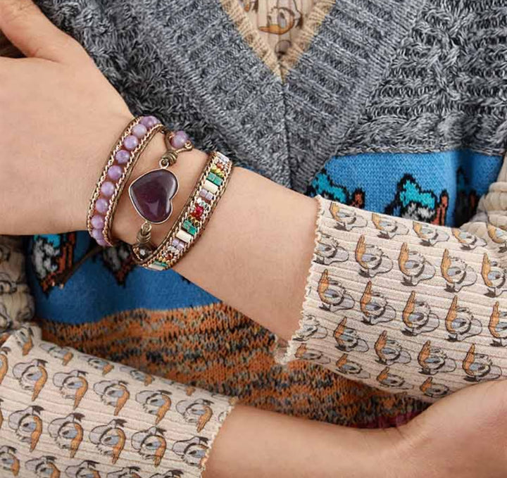 Pulsera envolvente con dijes de corazón de amatista de Olivenorma 