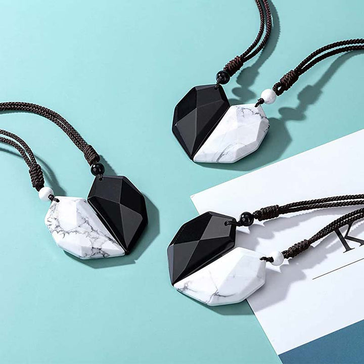 Collar con forma de corazón de cuarzo transparente y obsidiana de Olivenorma 
