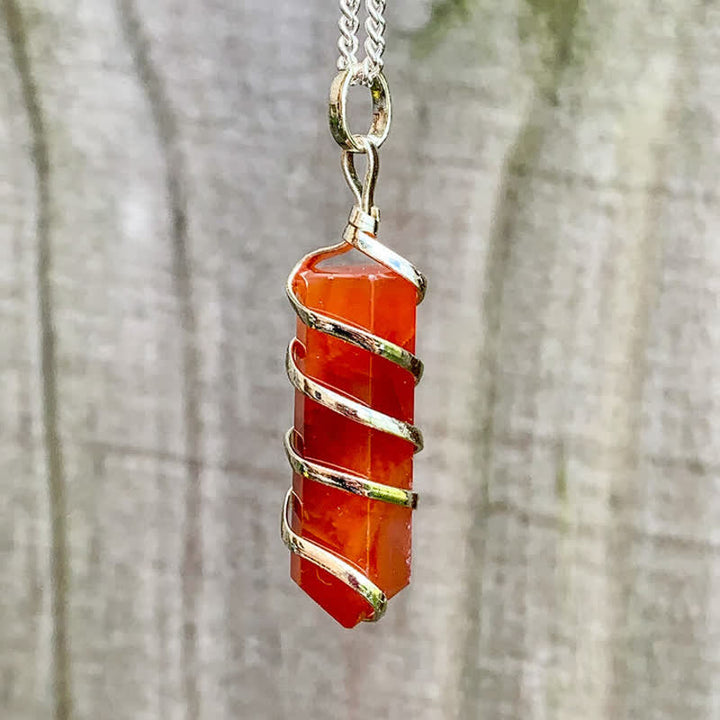 Collar de cristal con forma de bala y prisma hexagonal de cornalina de Olivenorma
