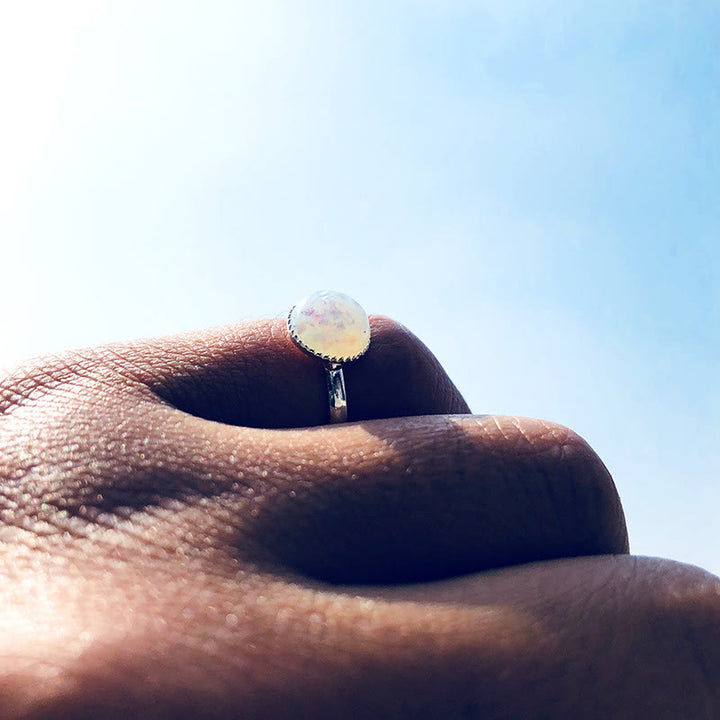 Anillo ajustable de medio círculo sencillo con piedra lunar y ópalo de Olivenorma