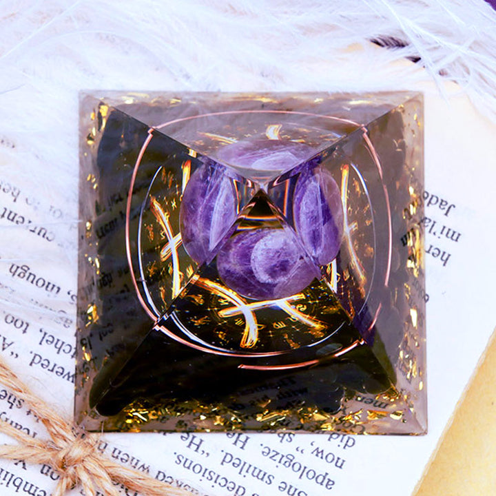 Pirámide de orgón del zodiaco Piscis con esfera de amatista y obsidiana de Olivenorma 
