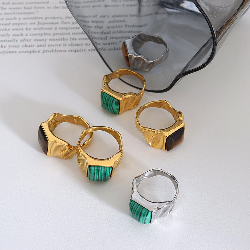Anillo de titanio, plata y oro con ojo de tigre y malaquita cuadrada de Olivenorma