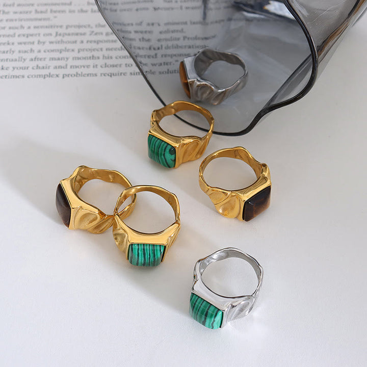 Anillo de titanio, plata y oro con ojo de tigre y malaquita cuadrada de Olivenorma